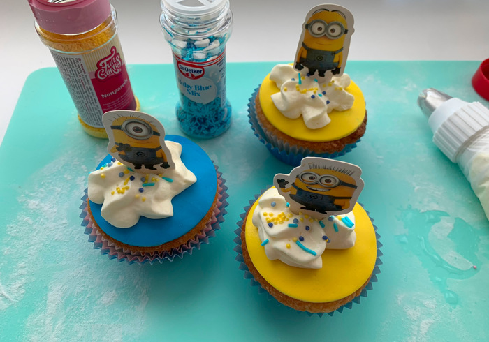 Minion cupcakes 18