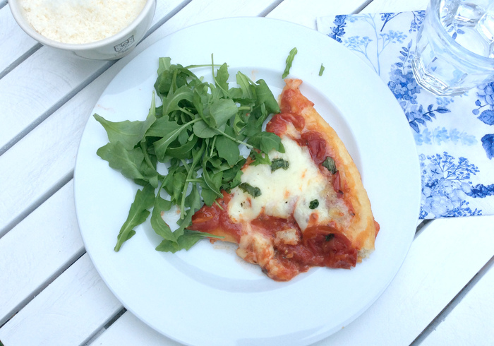 Pizza margherita sidepicll