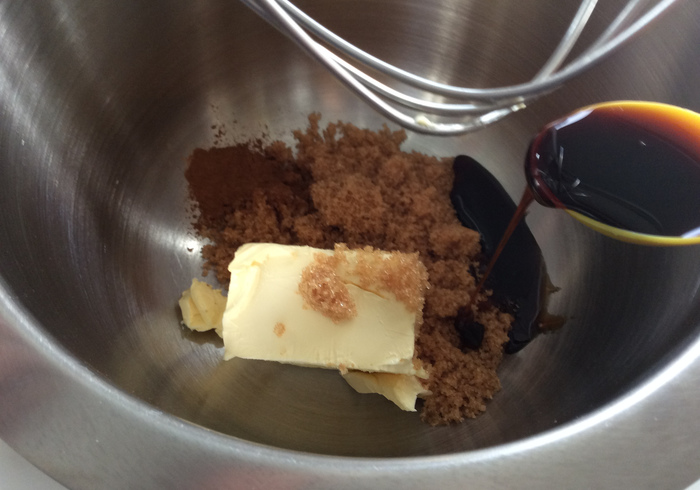 Cinnamon muffins with syrup 01