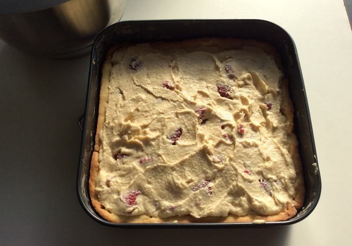 Raspberry traybake 24