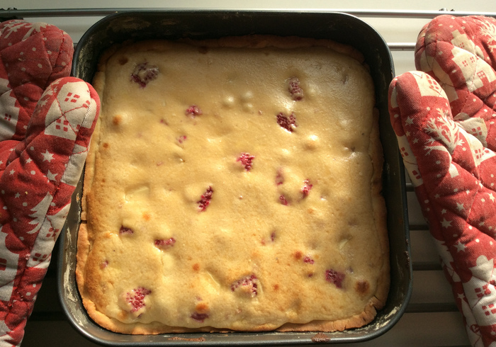 Raspberry traybake 27