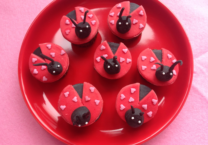 Lady bug cupcakes sidepicll