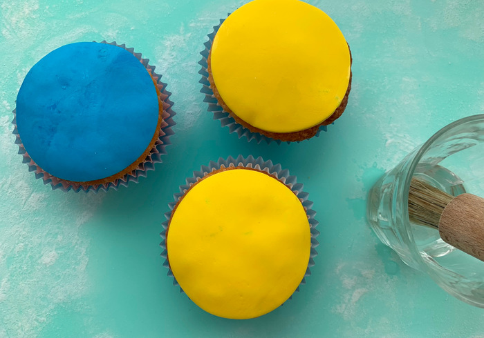 Minion cupcakes 16