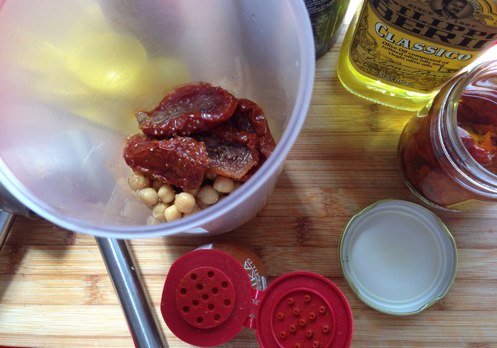 Sun dried tomato hummus 03