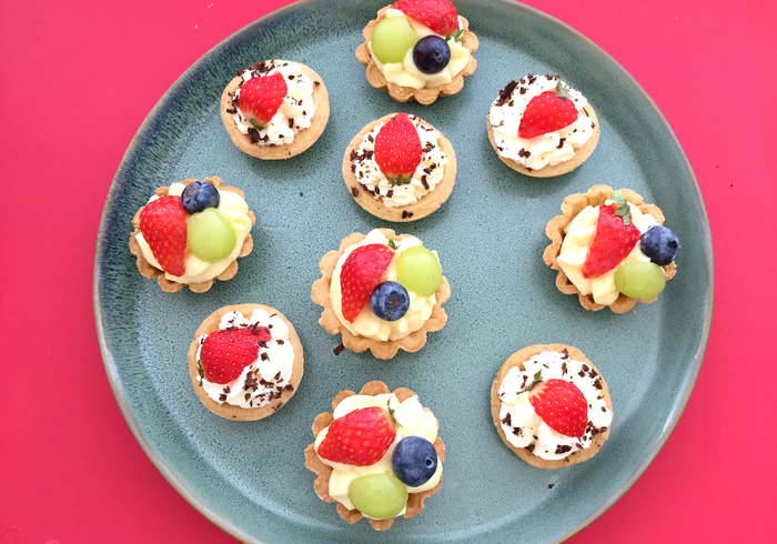 Pasticcini con panne e fragole sidepicll