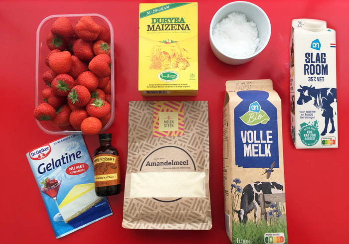 Aardbeien blancmange sidepic