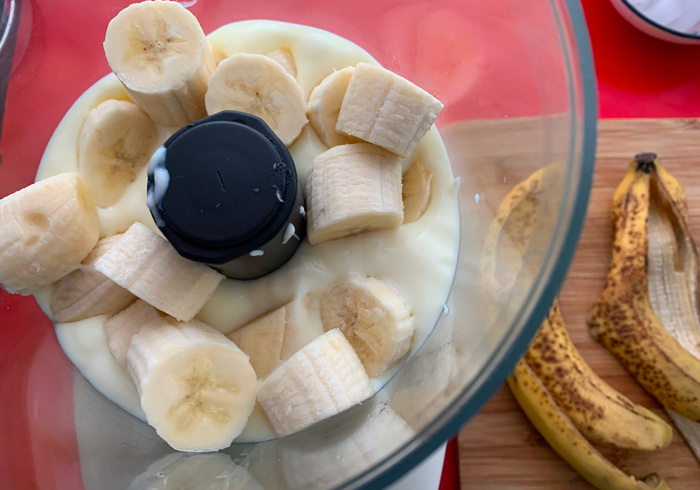 Banana split smoothie 03