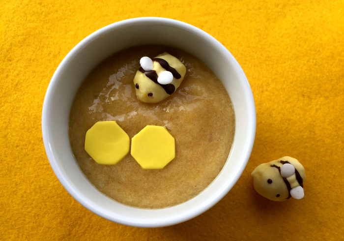 Smoothie bowl bee sidepicll