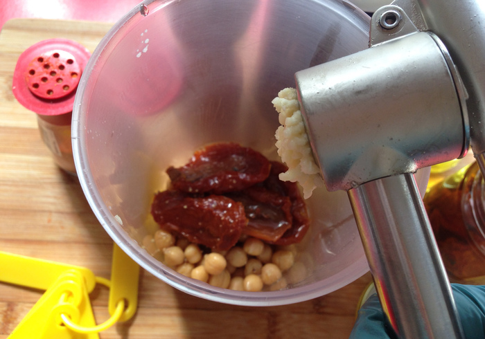 Sun dried tomato hummus 04