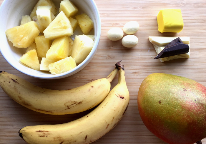 Smoothie bowl bee sidepic