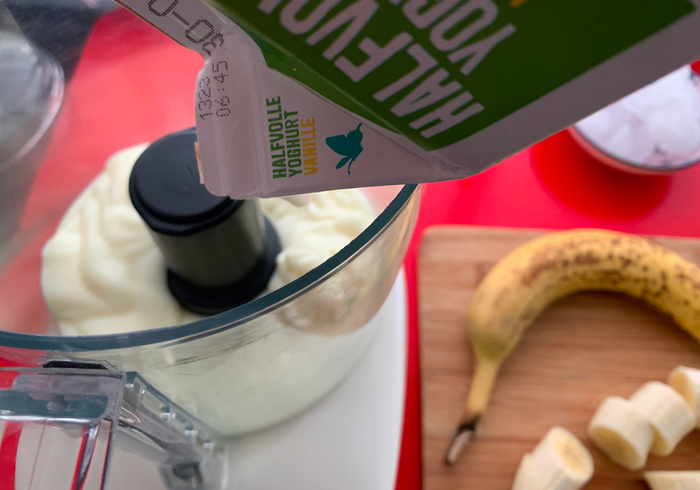 Banana split smoothie 02