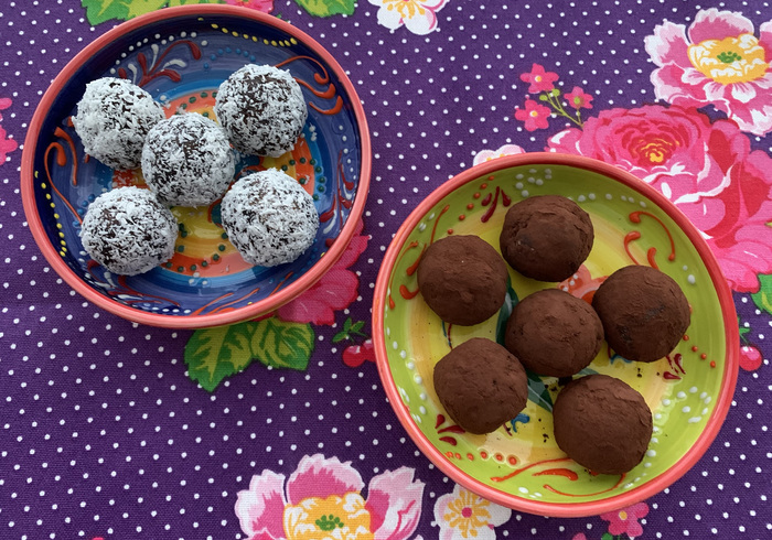 Chocolate date truffles sidepicll