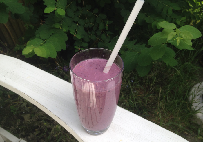 Een bessen/appel crumble smoothie