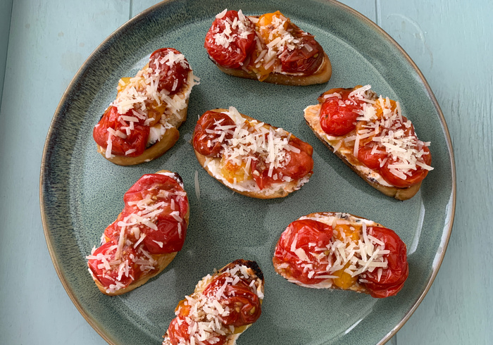 Crostini with heirloom tomatoes