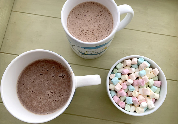 Warme banaan-chocolademelk