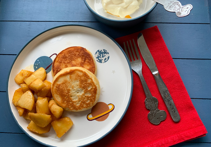 Fluffy little pancakes with fried apple, 