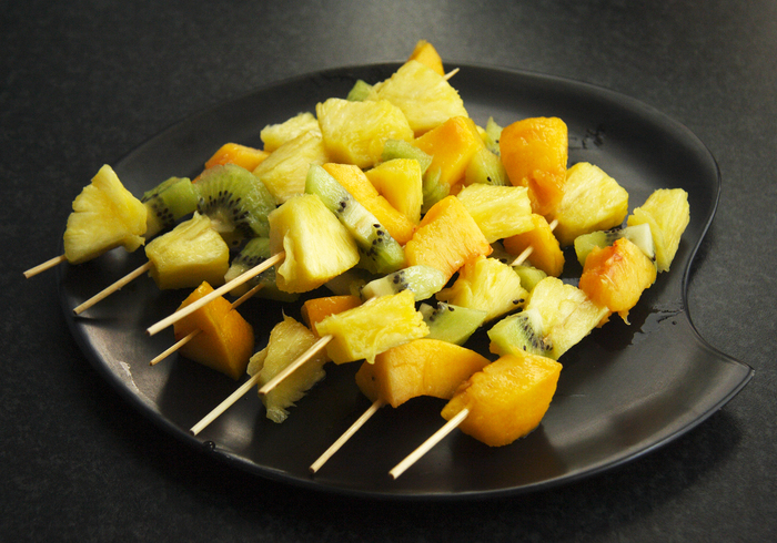 The girls make fruit sticks