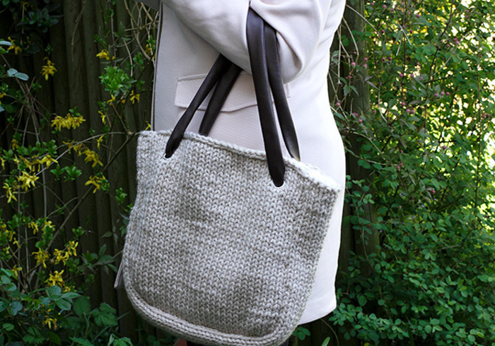 Knit a trendy bag