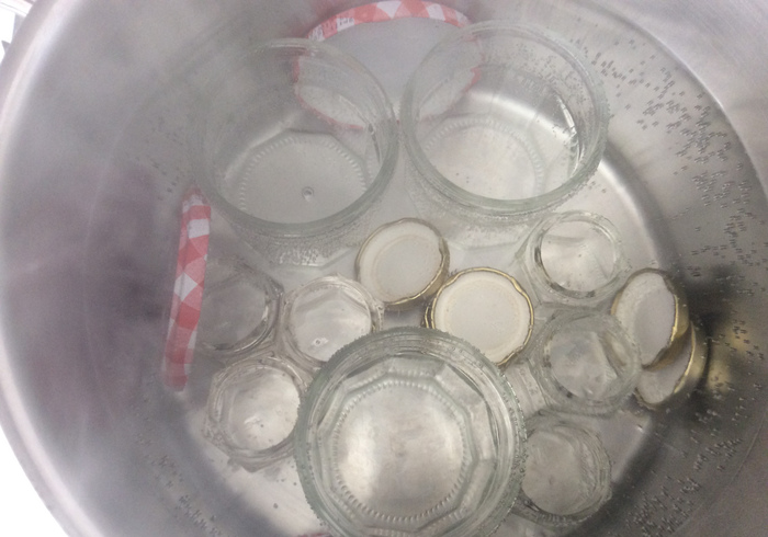 How to sterilize preserve jars