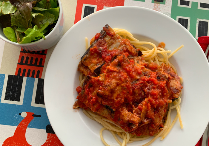 Een aubergine, kaas en tomatenbake