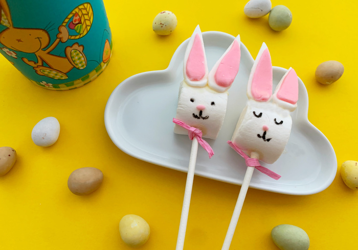 Make funny Easter lollipops