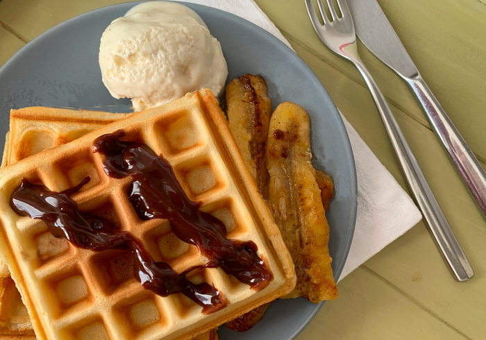 Wafels met warme chocoladesaus