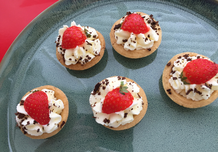 Pasticcini con panna e fragole