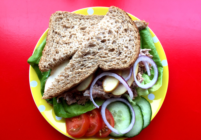 Volkorenbrood met tonijnsalade,