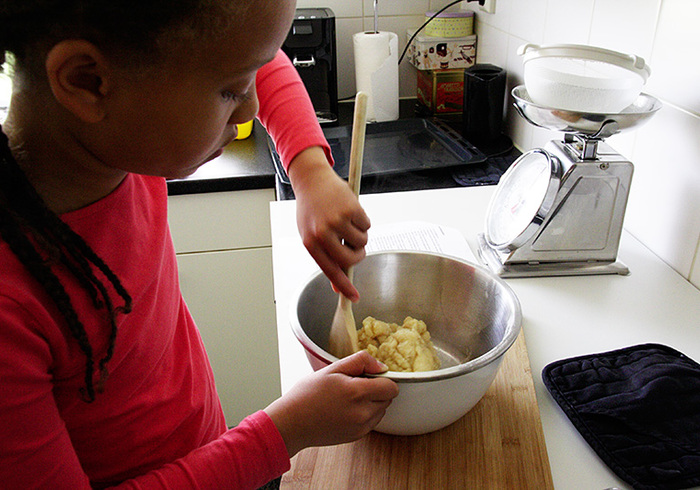 Madelief bakt soesjes