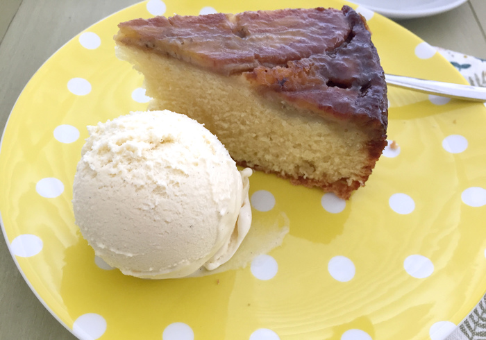 Een bananen-upside-down cake