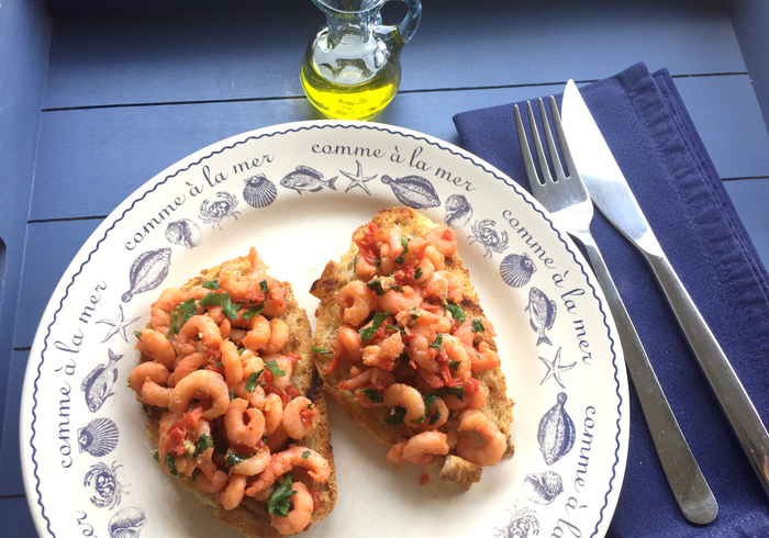 Bruschetta con gamberi e acciughe