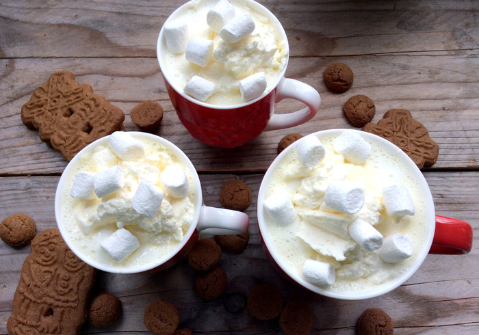 Feestelijke witte chocolademelk